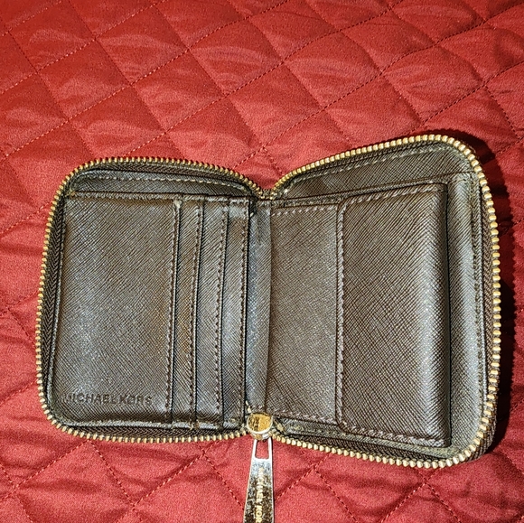 Micheal Kors Signature wallet - Picture 3 of 5